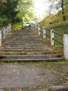 Les escaliers menant à l'esplanade du kiosque et au Calvaire